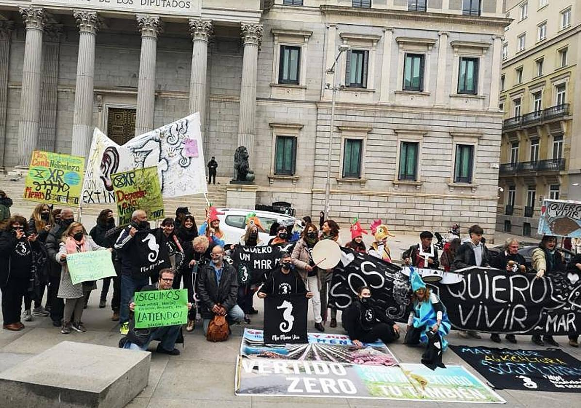 Los promotores de la ILP, a las puertas del Congreso en Madrid, en abril del año pasado.