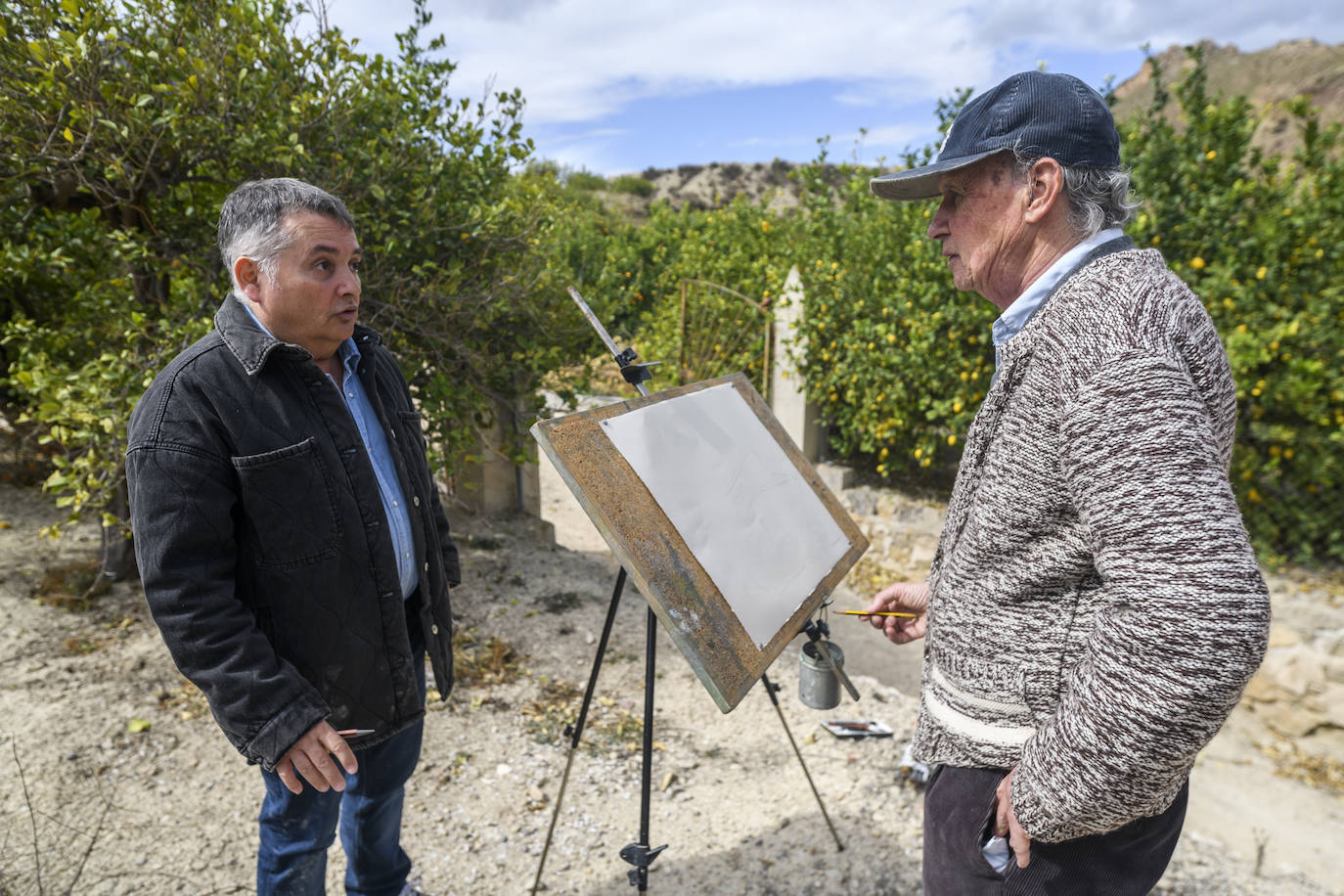 Pedro Serna pinta al aire libre en Ojós, en imágenes