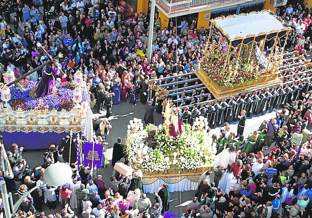 Encuentro de la Virgen de los Dolores, el Jesús Nazareno y San Juan Evangelista en la mañana del Viernes Santo.