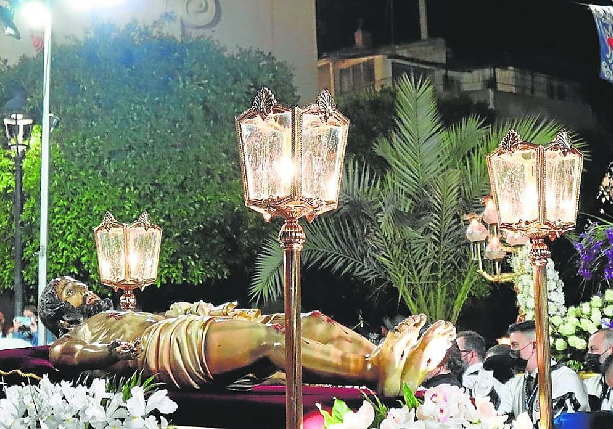 El Desenclavamiento sirvecomo prólogo a la procesióndel Santo Entierro, cortejoprocesional en el que participantodas las cofradías de Lorquí.