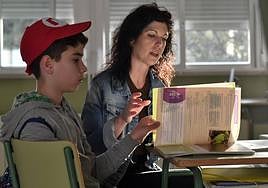 La terapeuta Ana Micol con Abel, un niño de 10 años con TEA, en el colegio Juan Carlos I de Llano de Brujas.