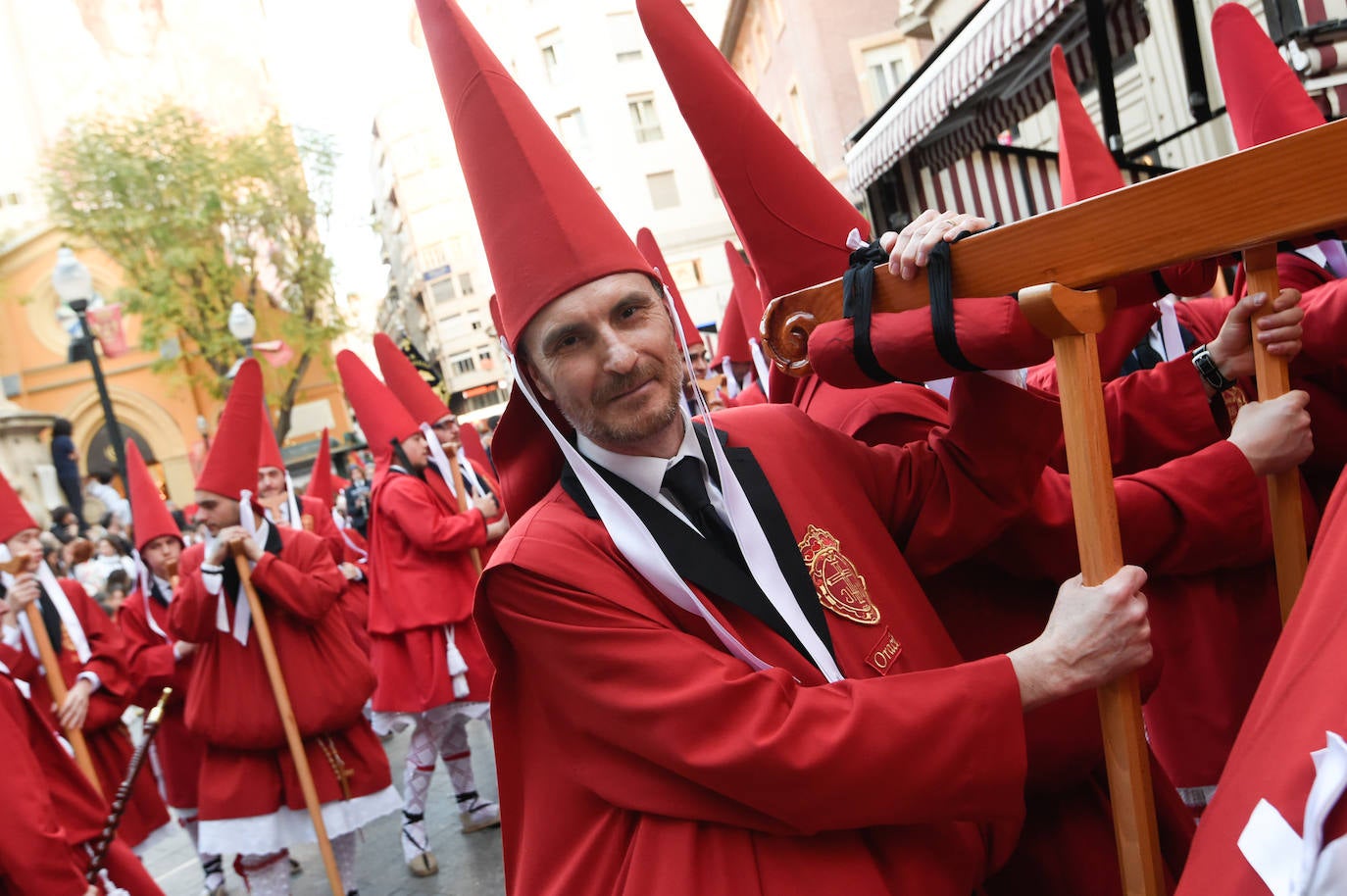Procesión de la Cofradía del Santísimo Cristo de la Caridad en Murcia, en imágenes