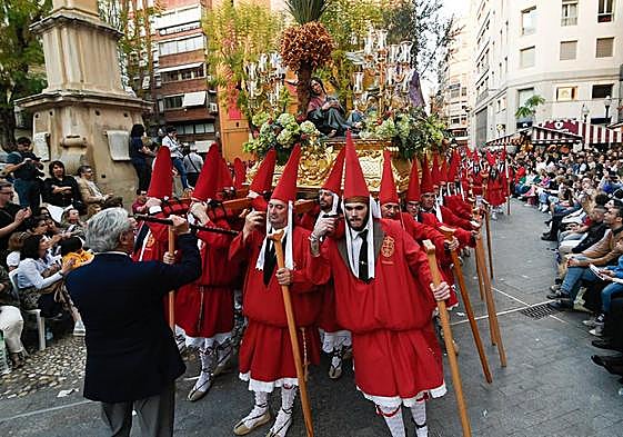 Procesión de la Cofradía del Santísimo Cristo de la Caridad en Murcia, este sábado.