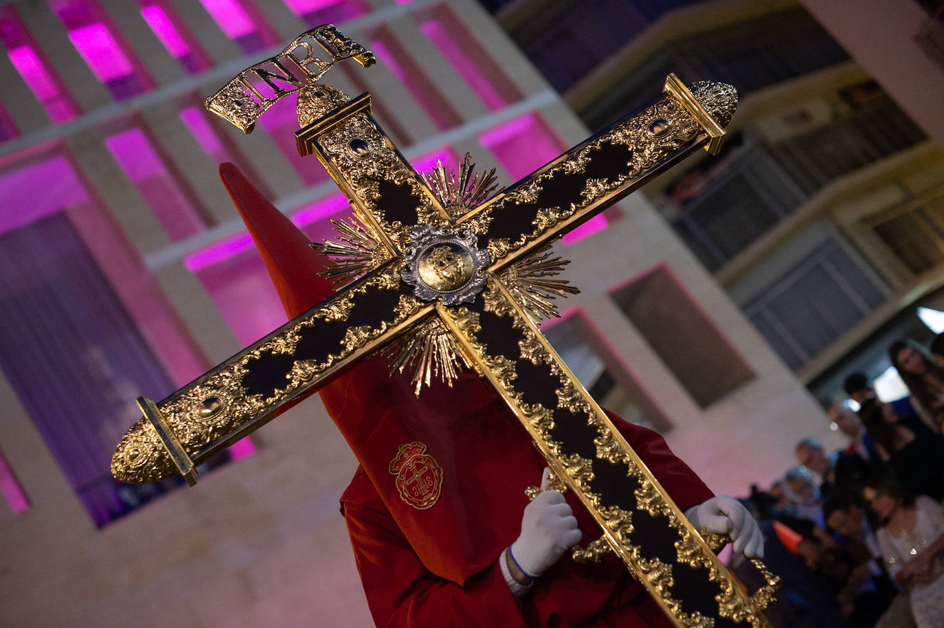 Procesión de la Cofradía del Santísimo Cristo de la Caridad en Murcia, en imágenes