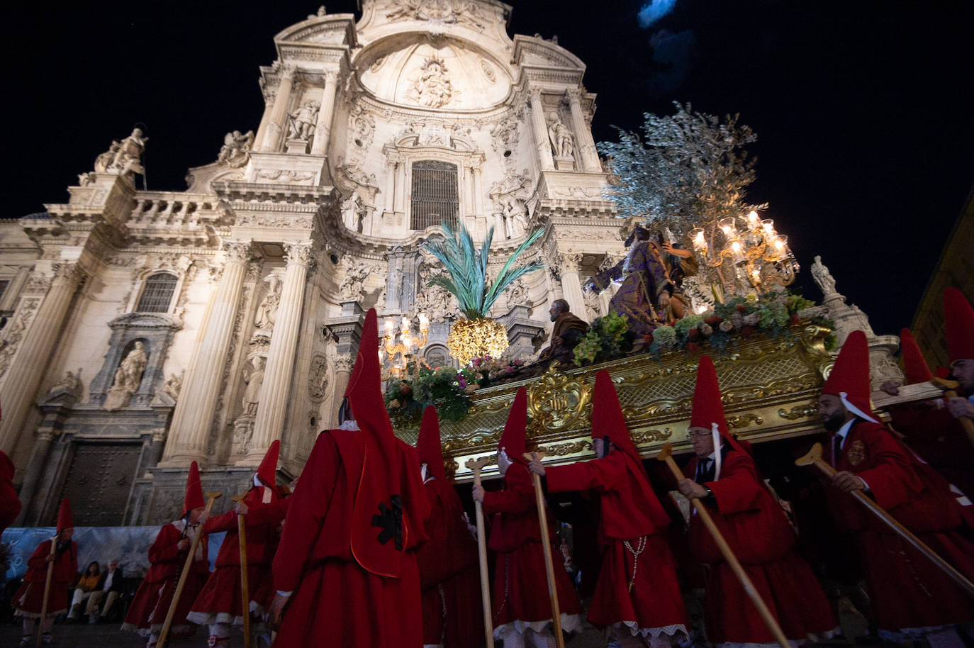 Procesión de la Cofradía del Santísimo Cristo de la Caridad en Murcia, en imágenes
