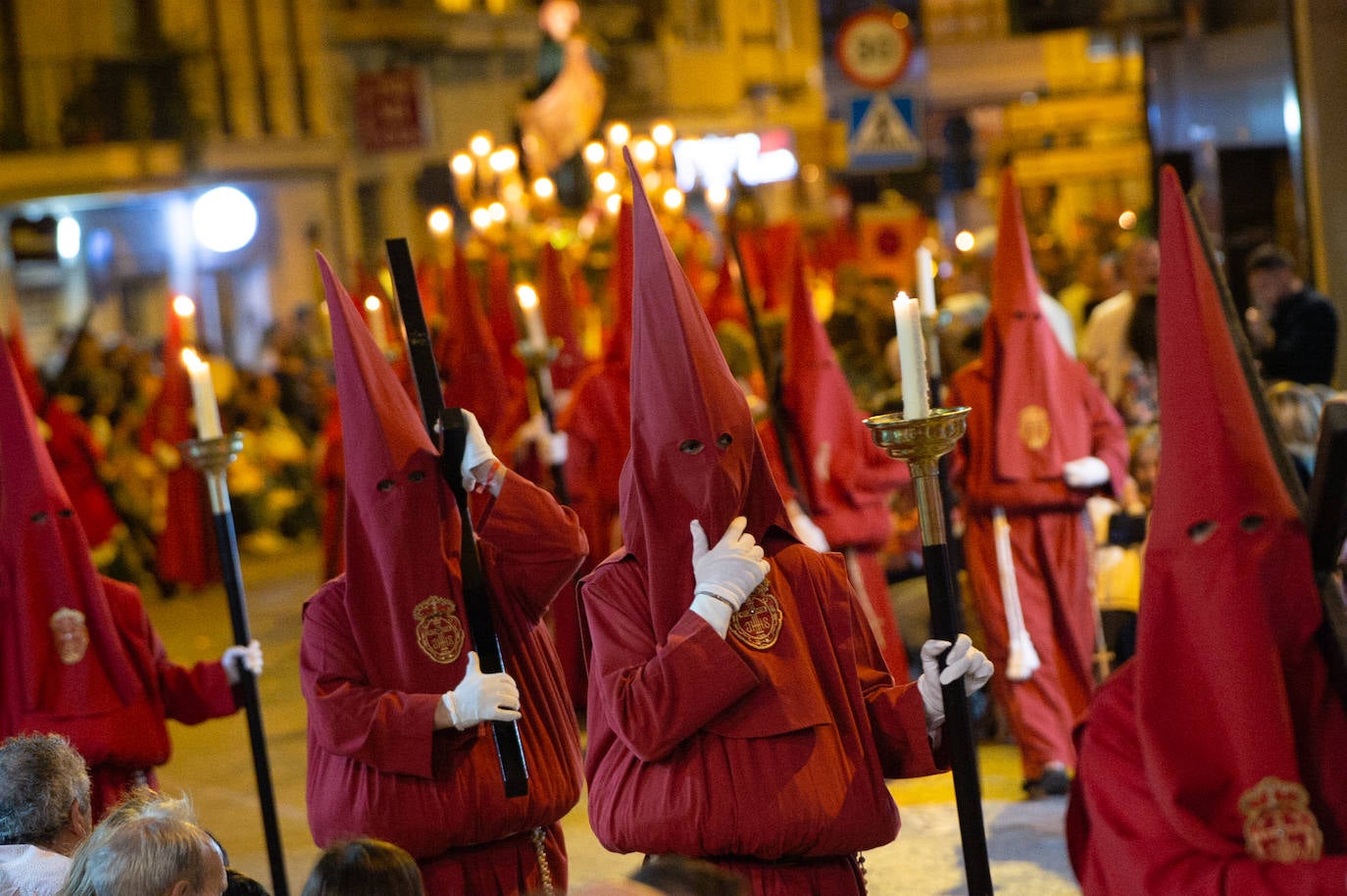 Procesión de la Cofradía del Santísimo Cristo de la Caridad en Murcia, en imágenes