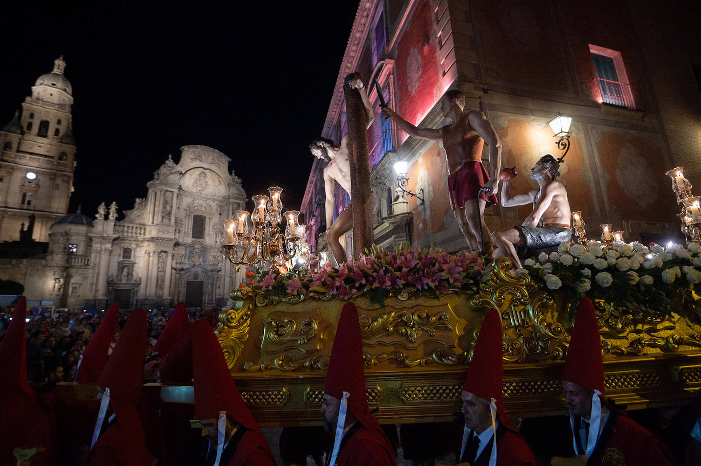 Procesión de la Cofradía del Santísimo Cristo de la Caridad en Murcia, en imágenes