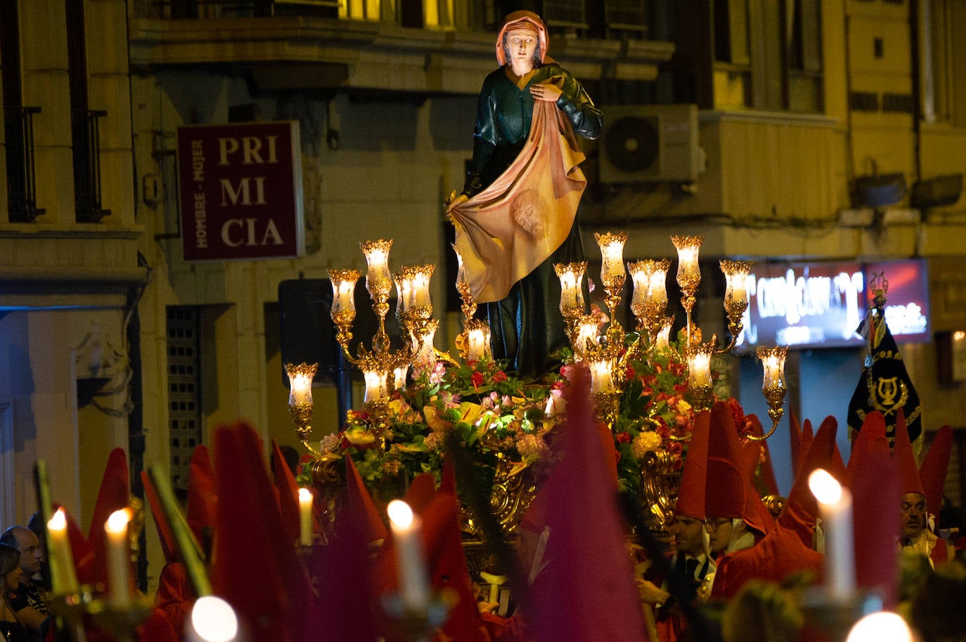 Procesión de la Cofradía del Santísimo Cristo de la Caridad en Murcia, en imágenes