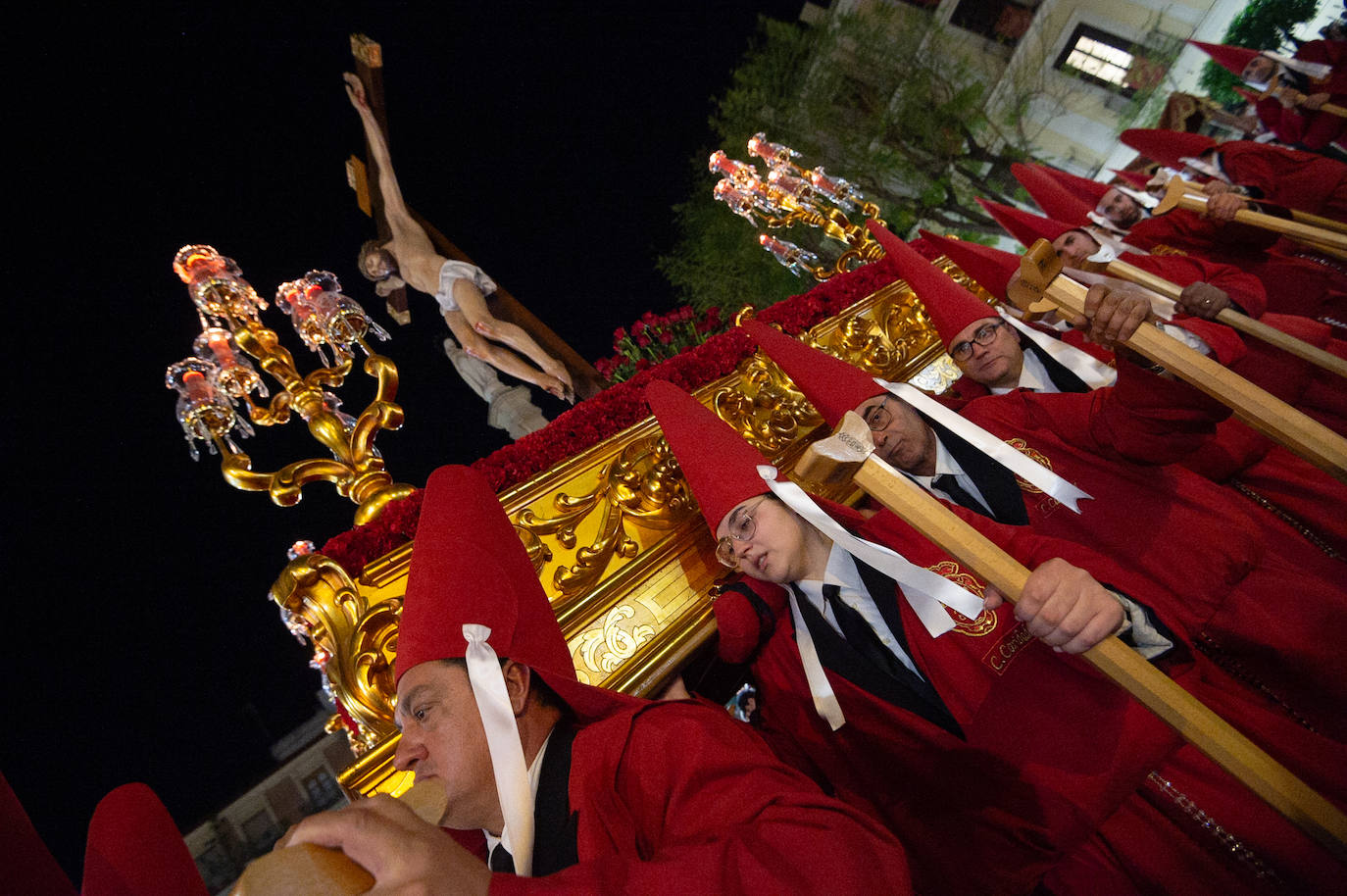 Procesión de la Cofradía del Santísimo Cristo de la Caridad en Murcia, en imágenes