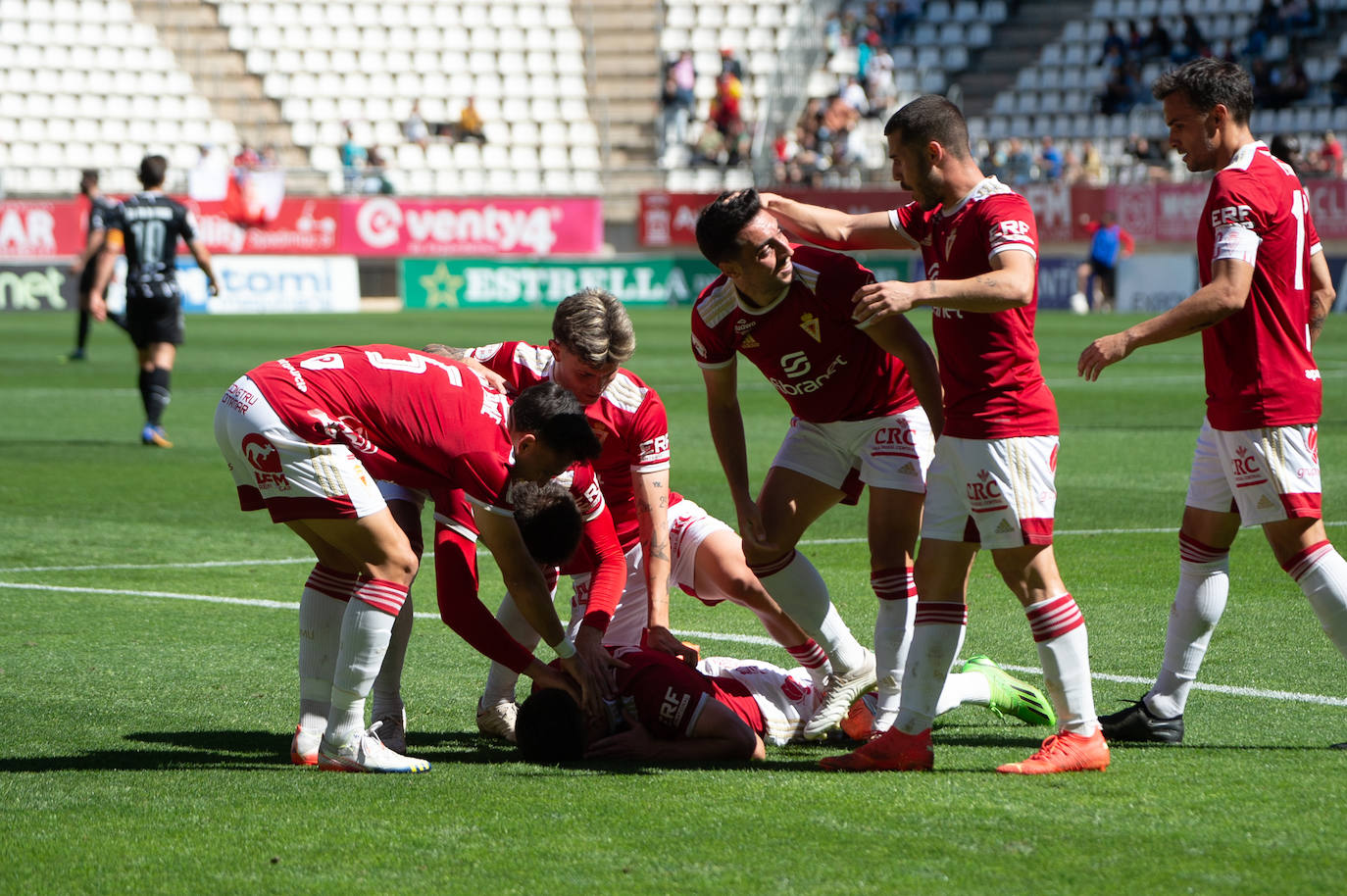 La victoria del Real Murcia frente al Cornellà, en imágenes