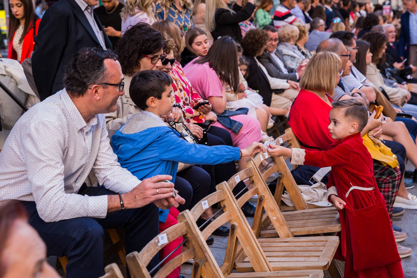 Las mantillas abren paso a la Semana Santa oriolana