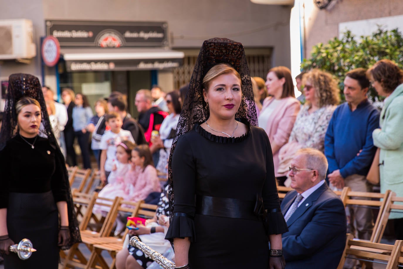 Las mantillas abren paso a la Semana Santa oriolana