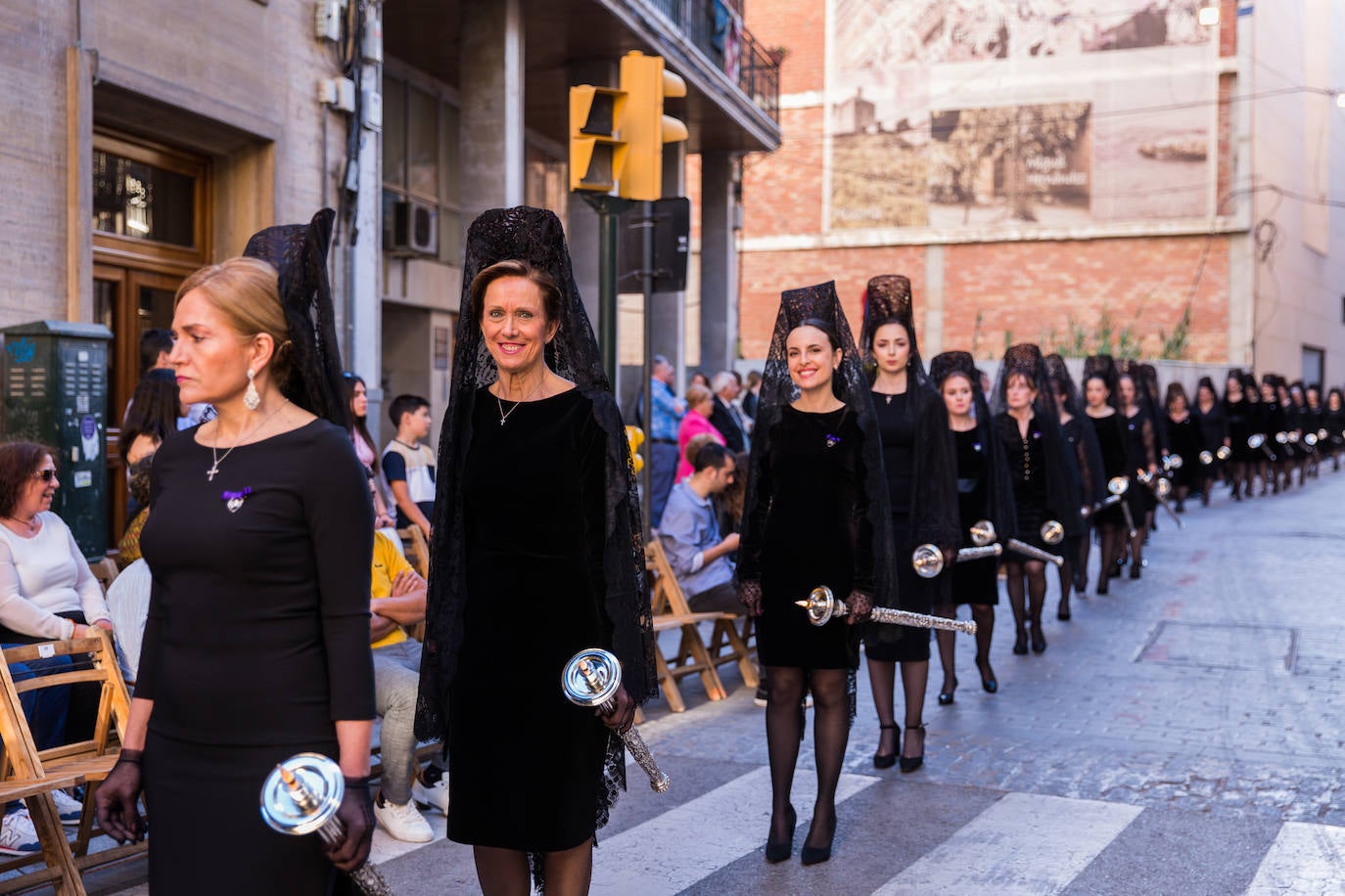 Las mantillas abren paso a la Semana Santa oriolana