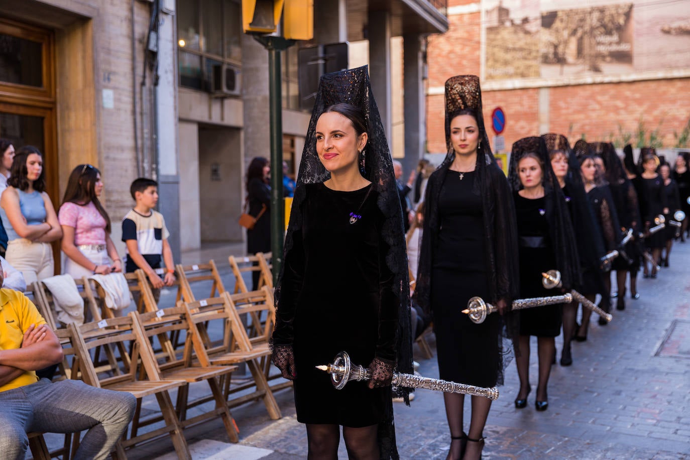 Las mantillas abren paso a la Semana Santa oriolana