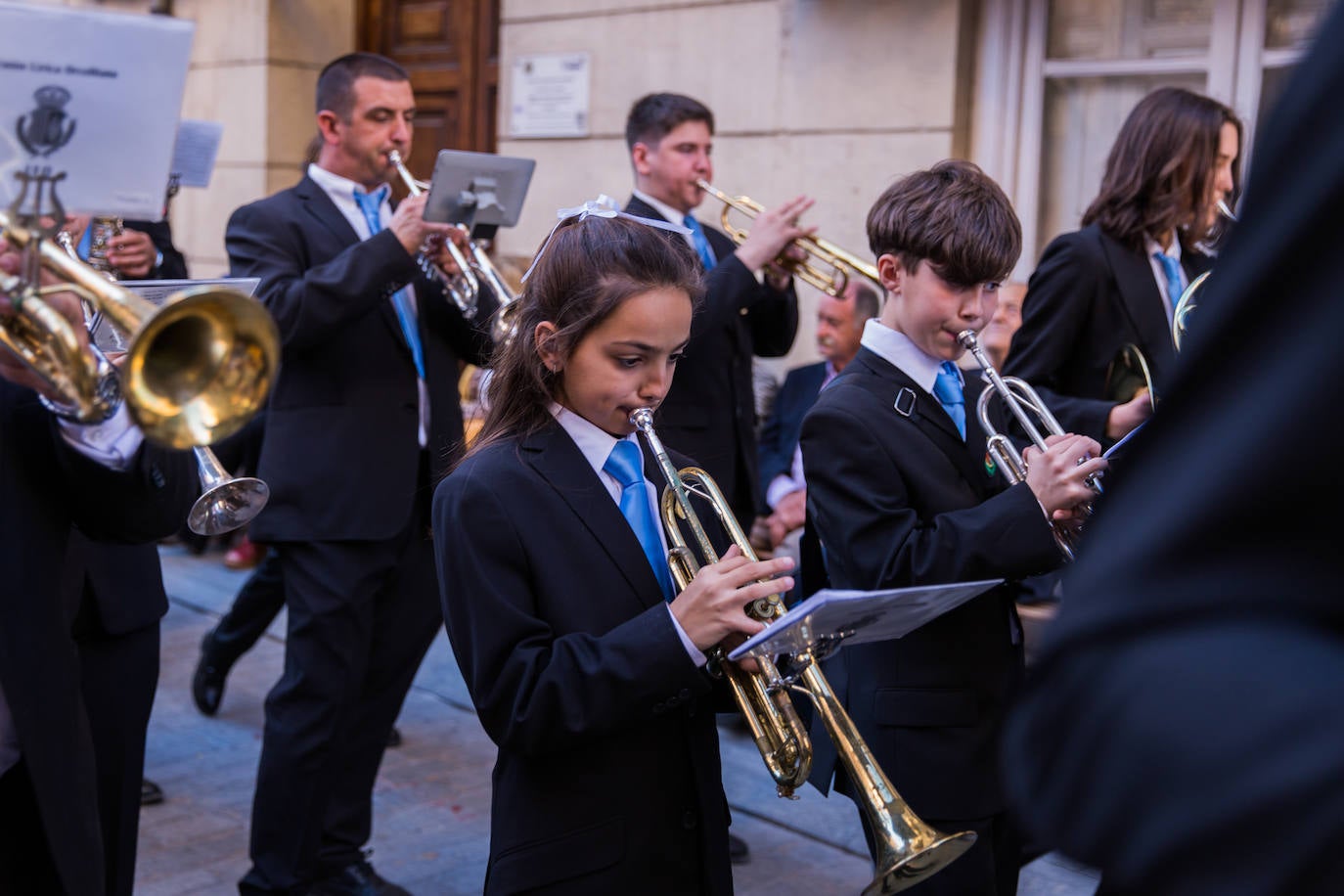 Las mantillas abren paso a la Semana Santa oriolana