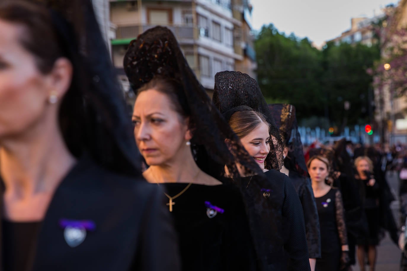 Las mantillas abren paso a la Semana Santa oriolana
