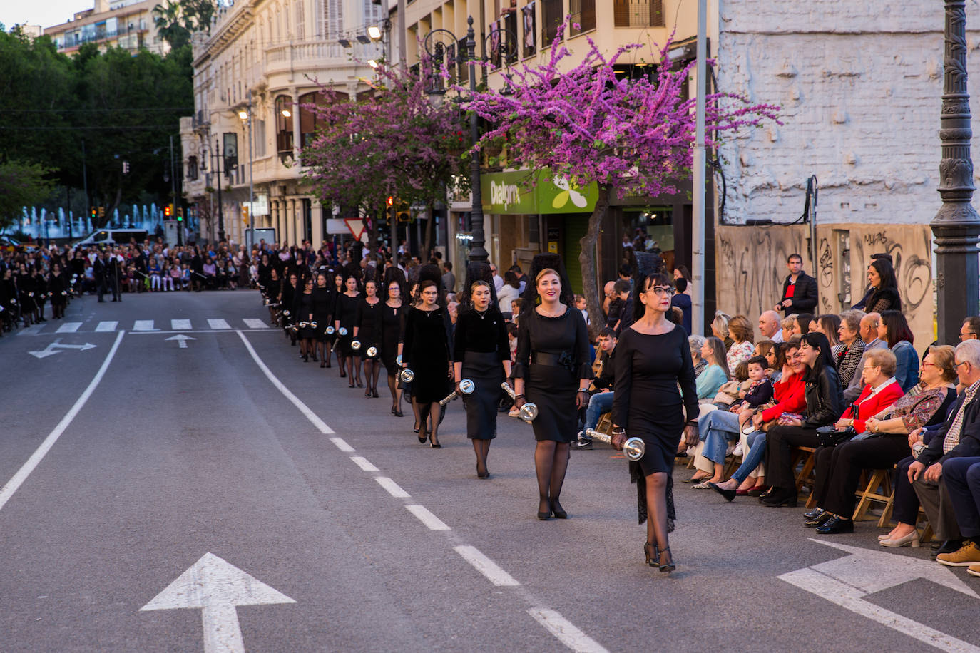 Las mantillas abren paso a la Semana Santa oriolana