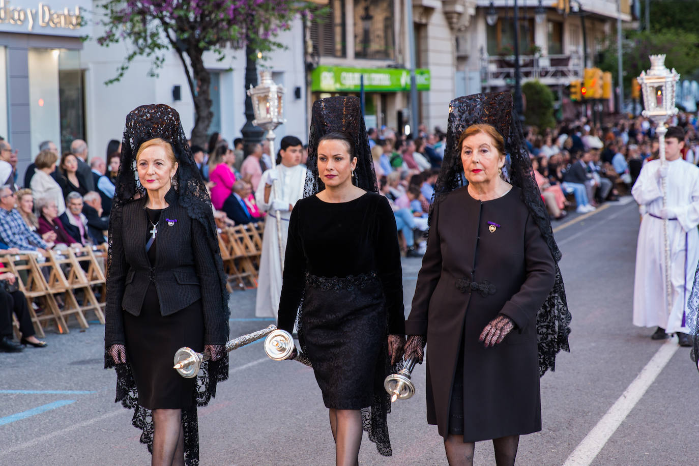 La alcaldesa de Orihuela, Carolina Gracia (en el centro), cirio en mano y vestida en negro luto, también participo en la procesión