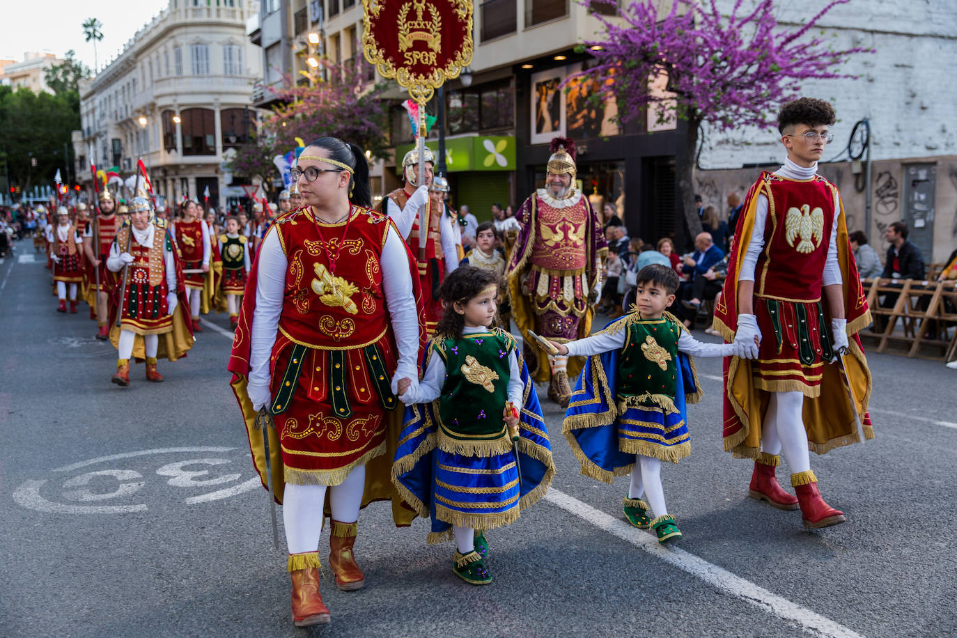 Las mantillas abren paso a la Semana Santa oriolana