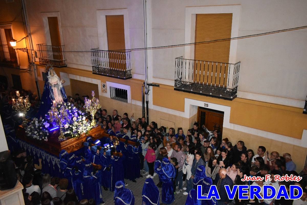 La procesión de la Virgen de los Dolores llena de recogimiento el casco antiguo de Caravaca