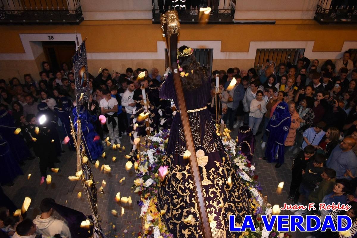 La procesión de la Virgen de los Dolores llena de recogimiento el casco antiguo de Caravaca