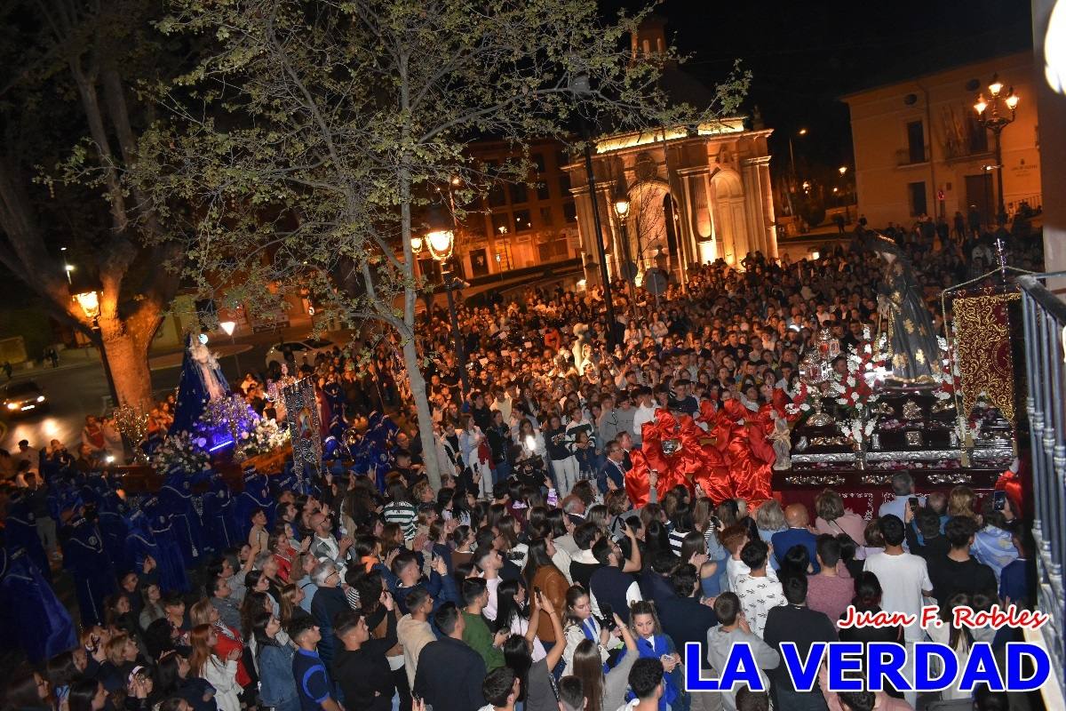 La procesión de la Virgen de los Dolores llena de recogimiento el casco antiguo de Caravaca