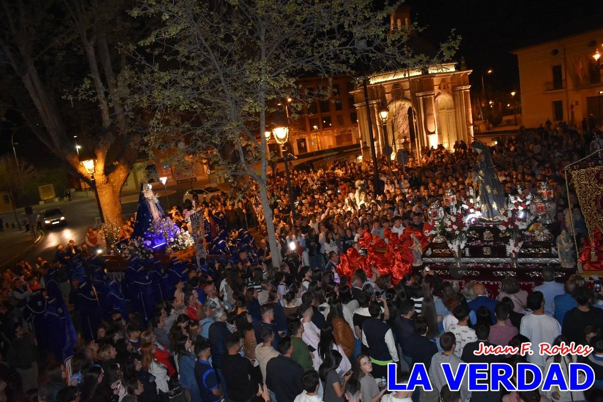 La procesión de la Virgen de los Dolores llena de recogimiento el casco antiguo de Caravaca