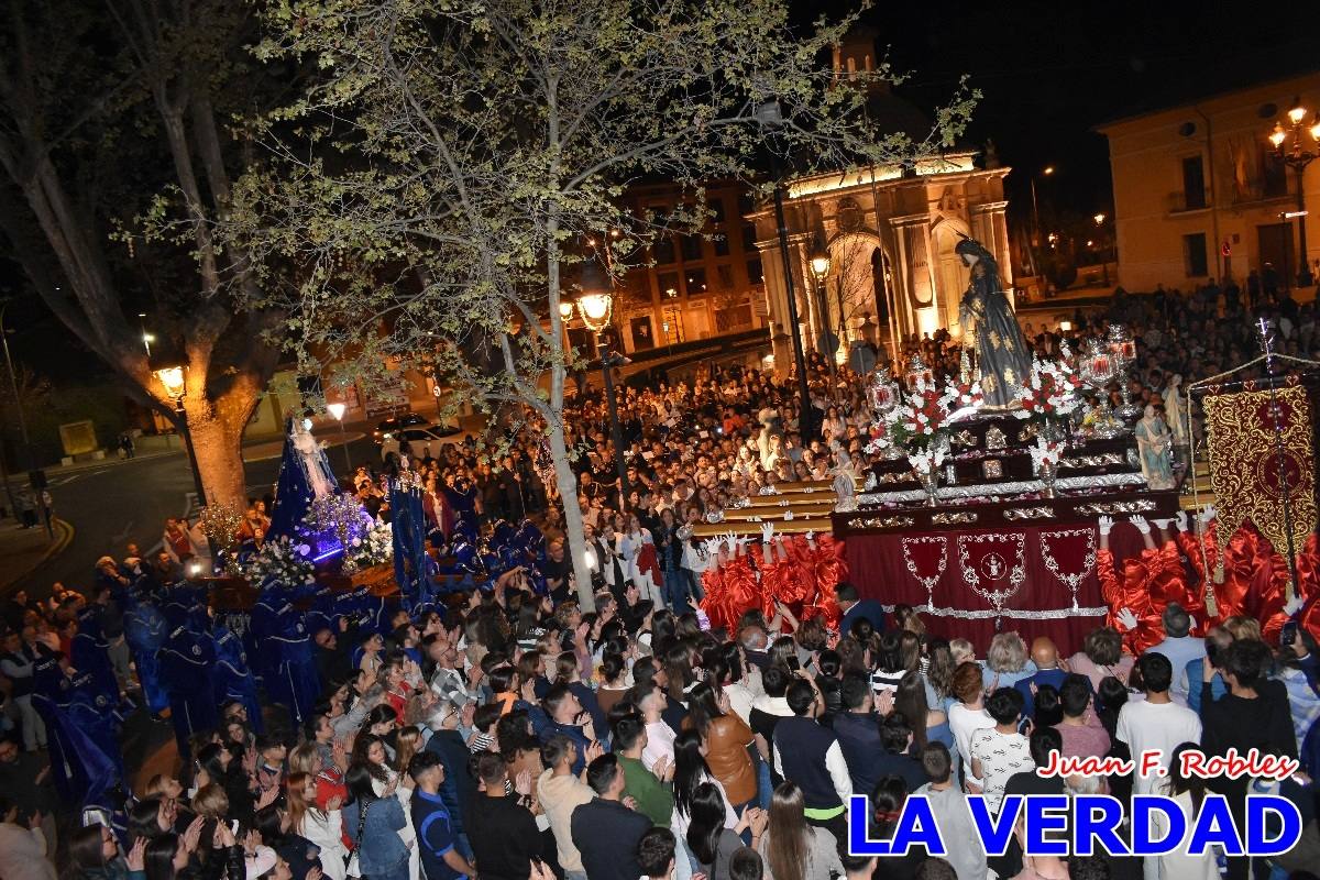 La procesión de la Virgen de los Dolores llena de recogimiento el casco antiguo de Caravaca