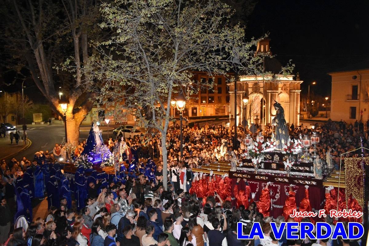 La procesión de la Virgen de los Dolores llena de recogimiento el casco antiguo de Caravaca