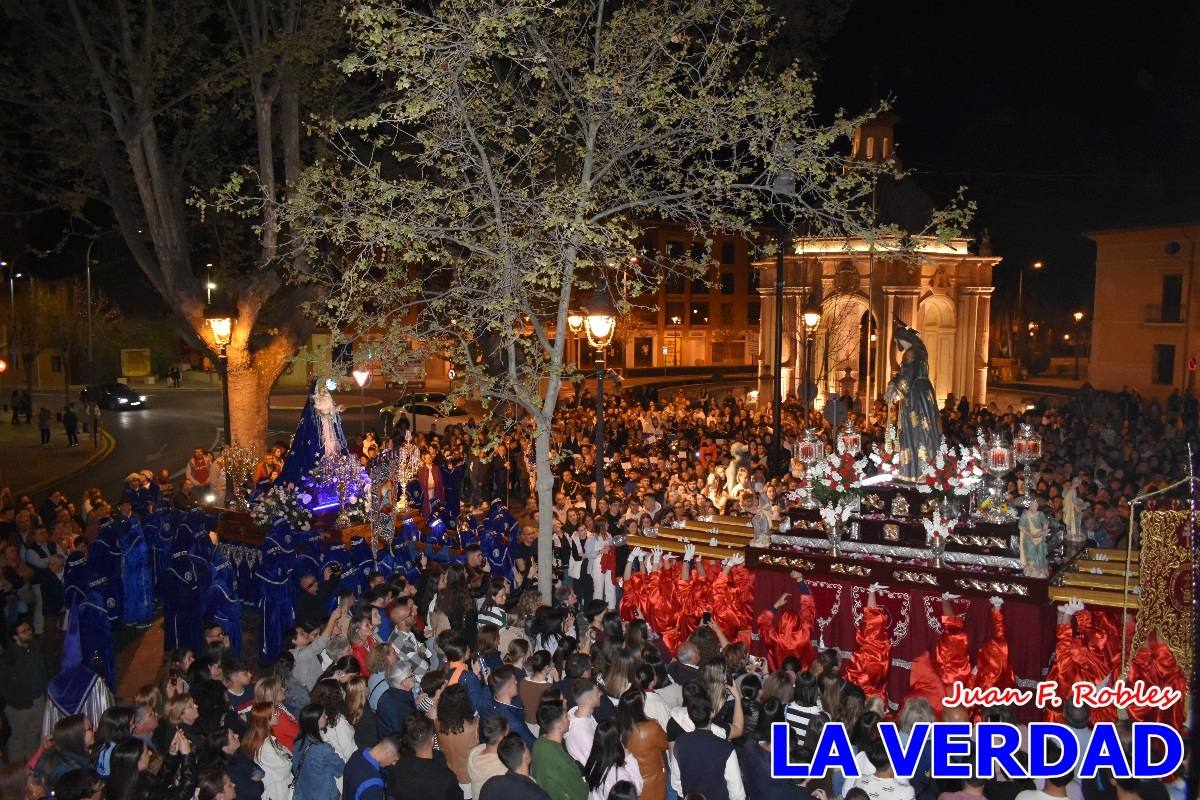 La procesión de la Virgen de los Dolores llena de recogimiento el casco antiguo de Caravaca