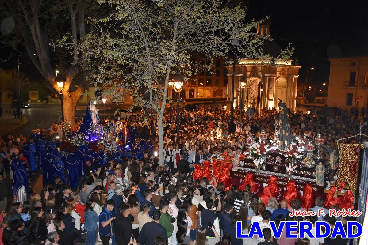 La procesión de la Virgen de los Dolores llena de recogimiento el casco antiguo de Caravaca