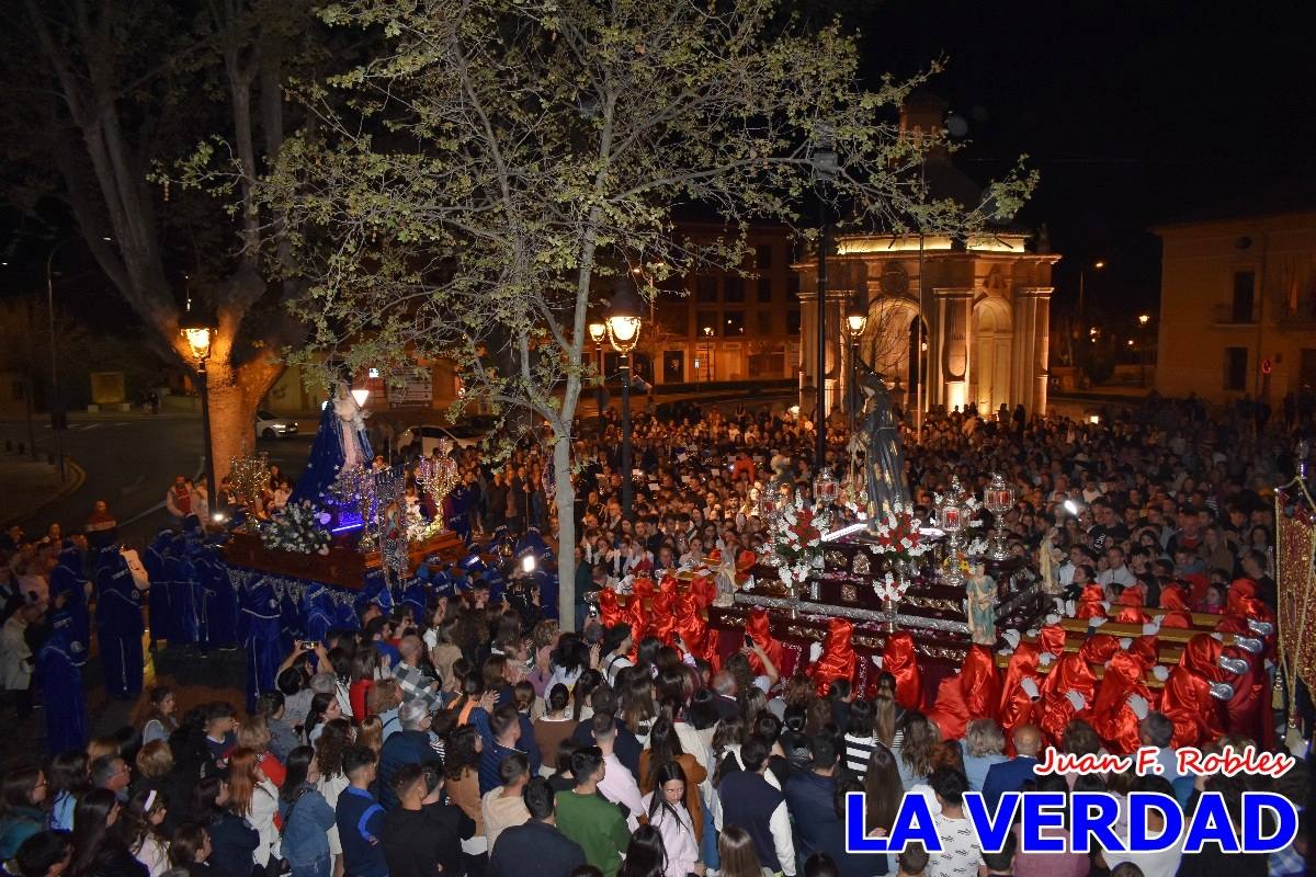La procesión de la Virgen de los Dolores llena de recogimiento el casco antiguo de Caravaca