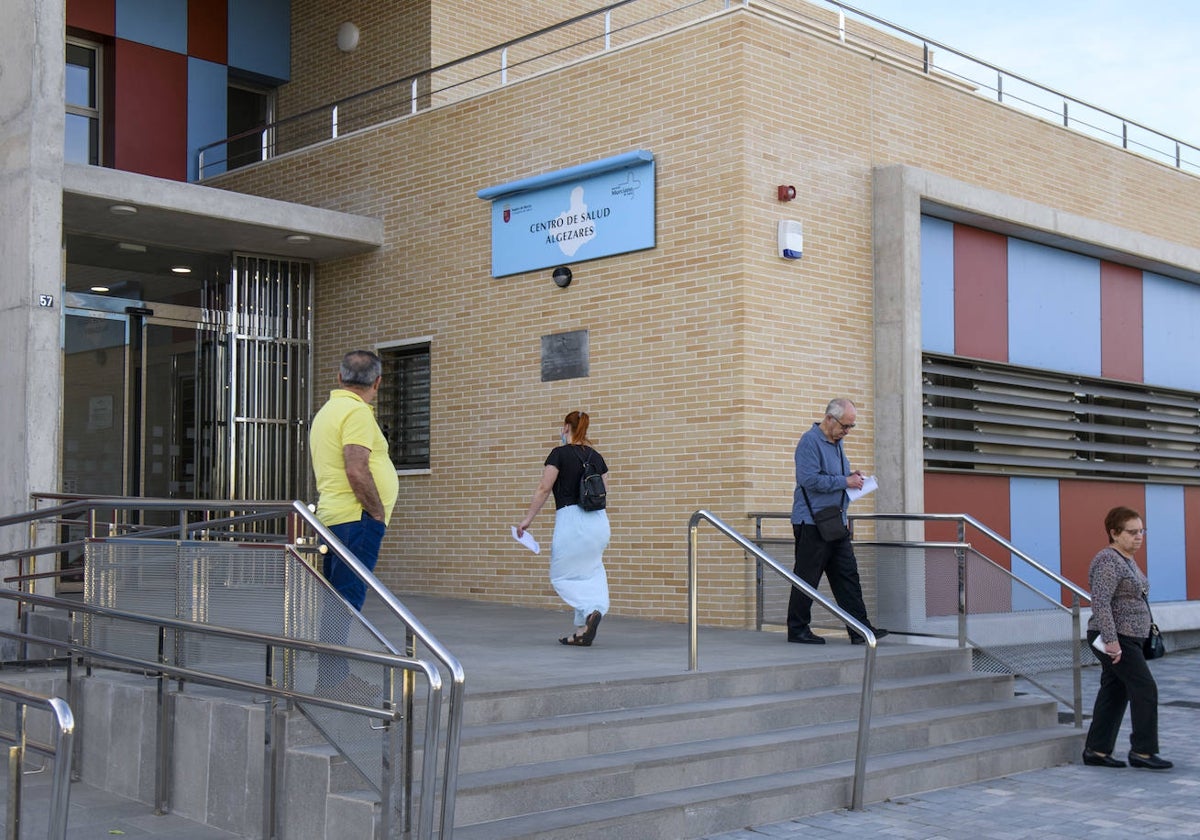 Accesos al centro de salud de Algezares, en Murcia, la semana pasada