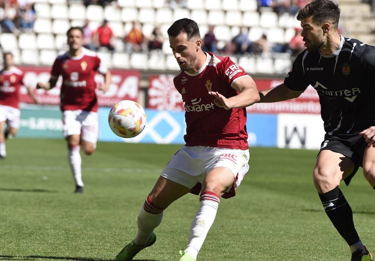 Dani Vega pugna por un balón con un jugador del Cornellà.