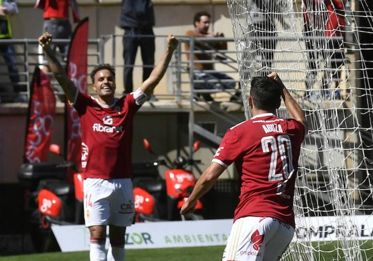 Aguza y Pedro León celebran el segundo gol grana.