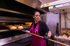 Así se hacen las famosas monas del Horno del Obispo