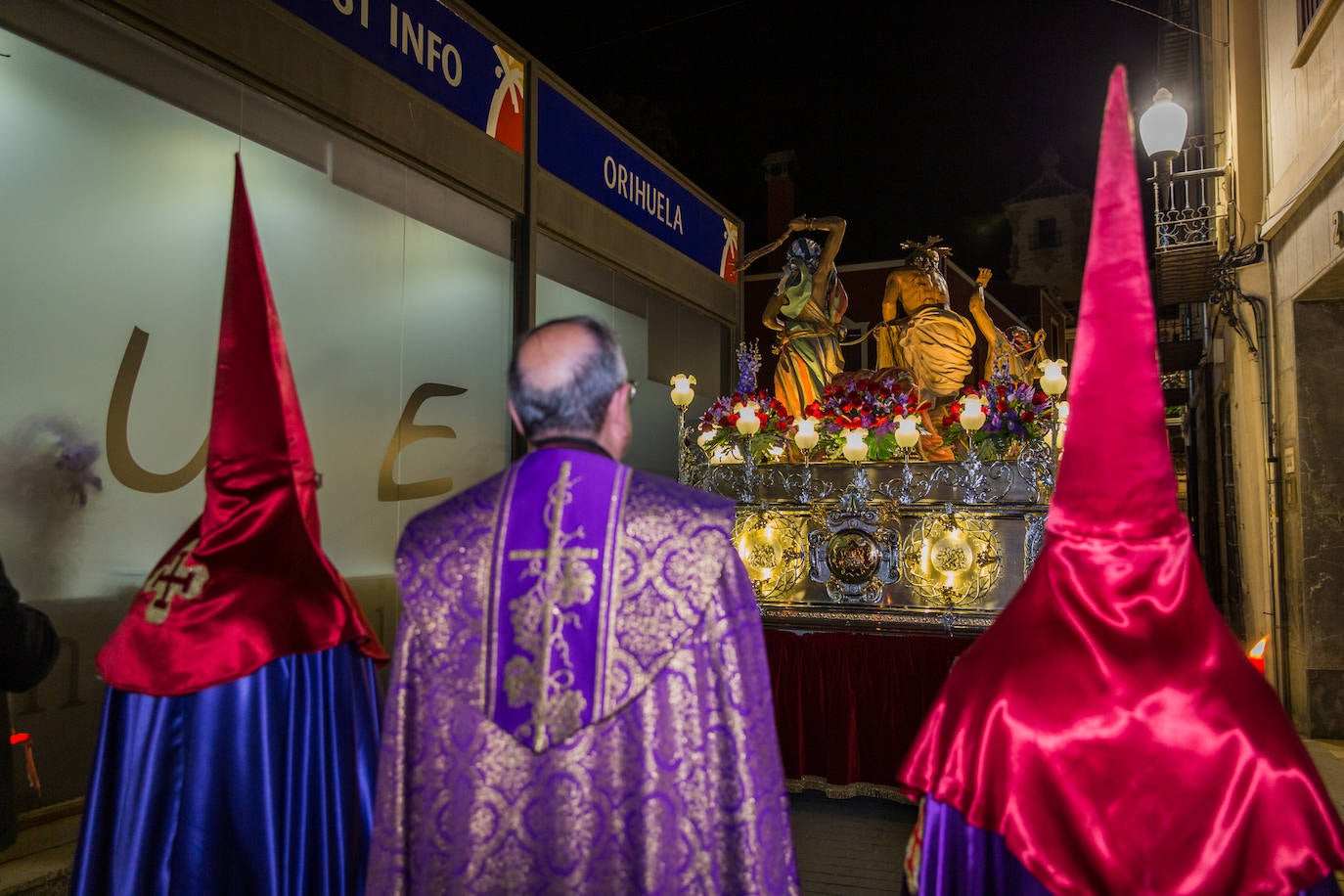 Los Azotes y el Cristo de Zalamea prenden el incienso de la Pasión