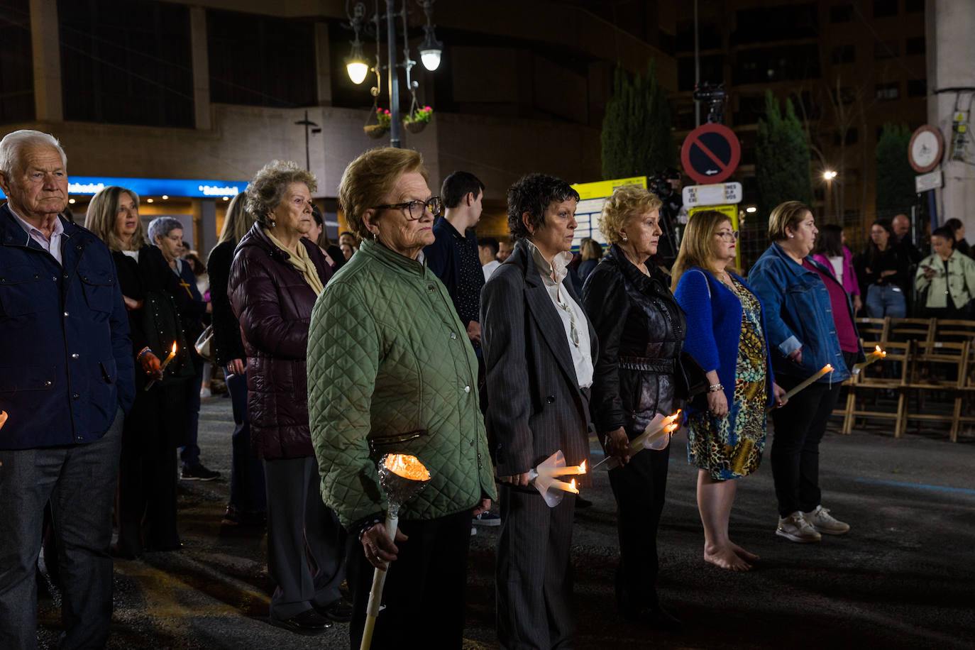 Grupo de penitentes alumbrantes.