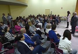 La directora general de Personas con Discapacidad, Miriam Pérez Albaladejo, se dirige a los representantes de las entidades de atención temprana en el encuentro celebrado en la Consejería de Política Social.