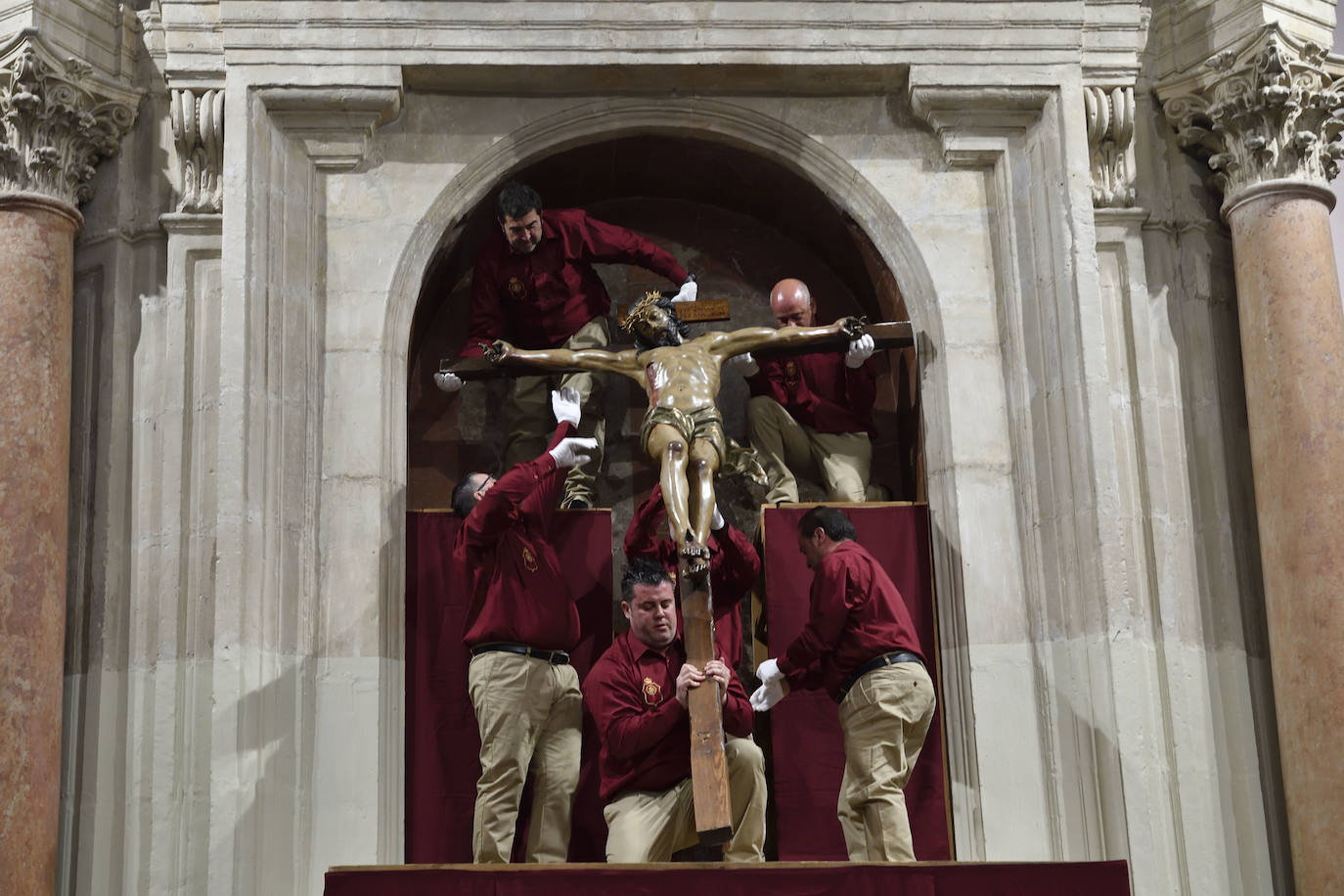 El besapié del Cristo del Perdón en Murcia, en imágenes