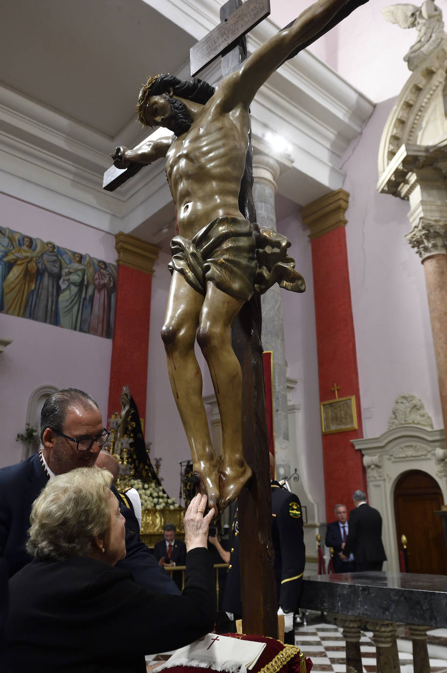 El besapié del Cristo del Perdón en Murcia, en imágenes