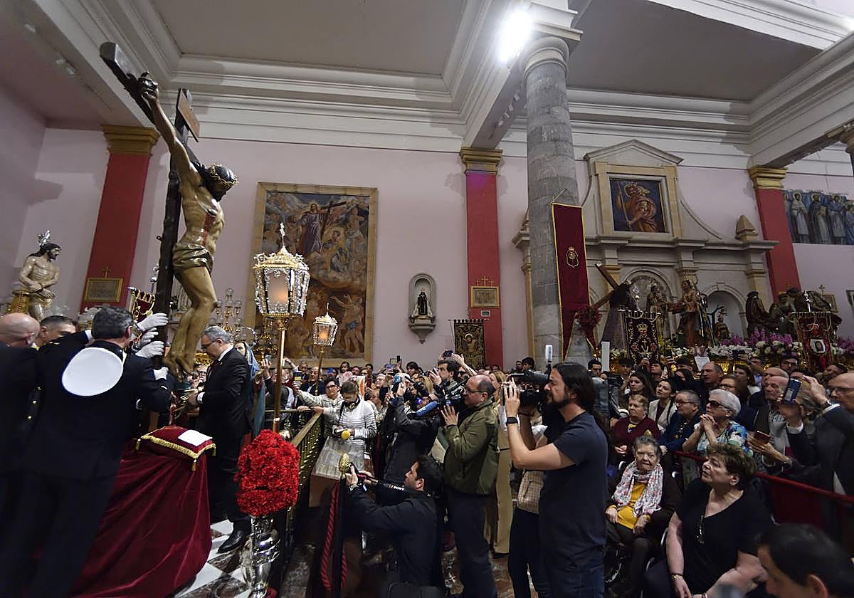 El besapié del Cristo del Perdón en Murcia, en imágenes