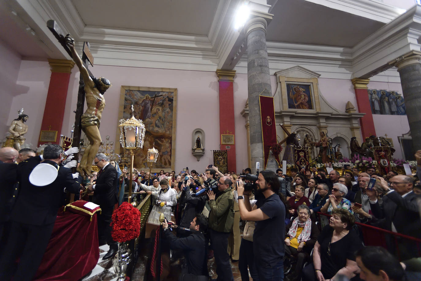 El besapié del Cristo del Perdón en Murcia, en imágenes