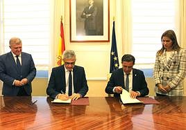 El secretario de Estado de Transportes, David Lucas, y el alcalde de Murcia, José Antonio Serrano, firmando el protocolo este lunes.