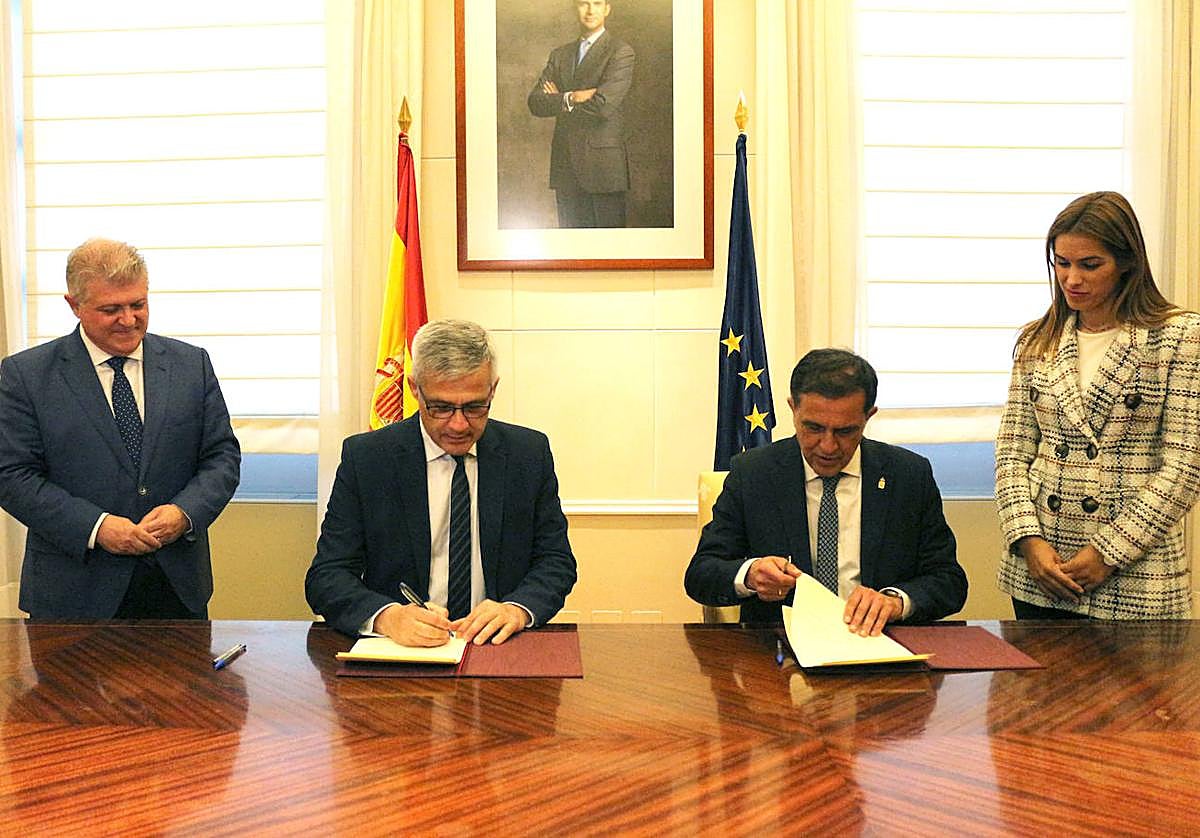 El secretario de Estado de Transportes, David Lucas, y el alcalde de Murcia, José Antonio Serrano, firmando el protocolo este lunes.