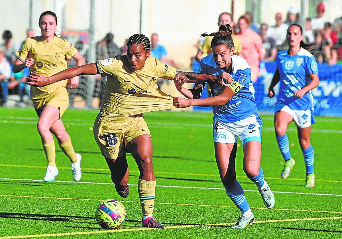Judith Caravaca, la mejor del Alhama en el partido de ayer, agarra a la delantera brasileña Geyse Ferreira, ayer en el Guadalentín.