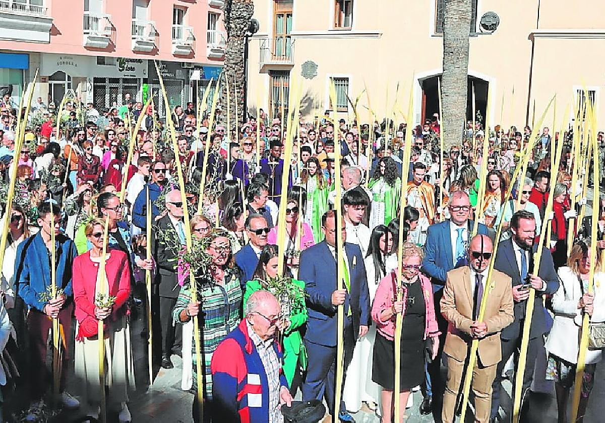 Los asistentes con sus palmas en la procesión en San Pedro del Pinatar, ayer.
