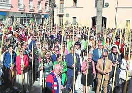 Los asistentes con sus palmas en la procesión en San Pedro del Pinatar, ayer.