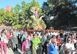 Miles de vecinos acompañan el traslado de la imagen del Santísimo Cristo del Consuelo, en Cieza, ayer.