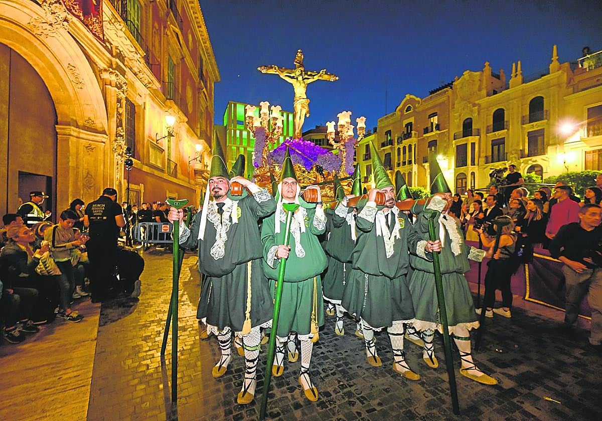 El Santísimo Cristo de la Esperanza, titular de la cofradía verde, a su paso anoche por la plaza de Belluga, a reventar de fieles en una noche de plena primavera.